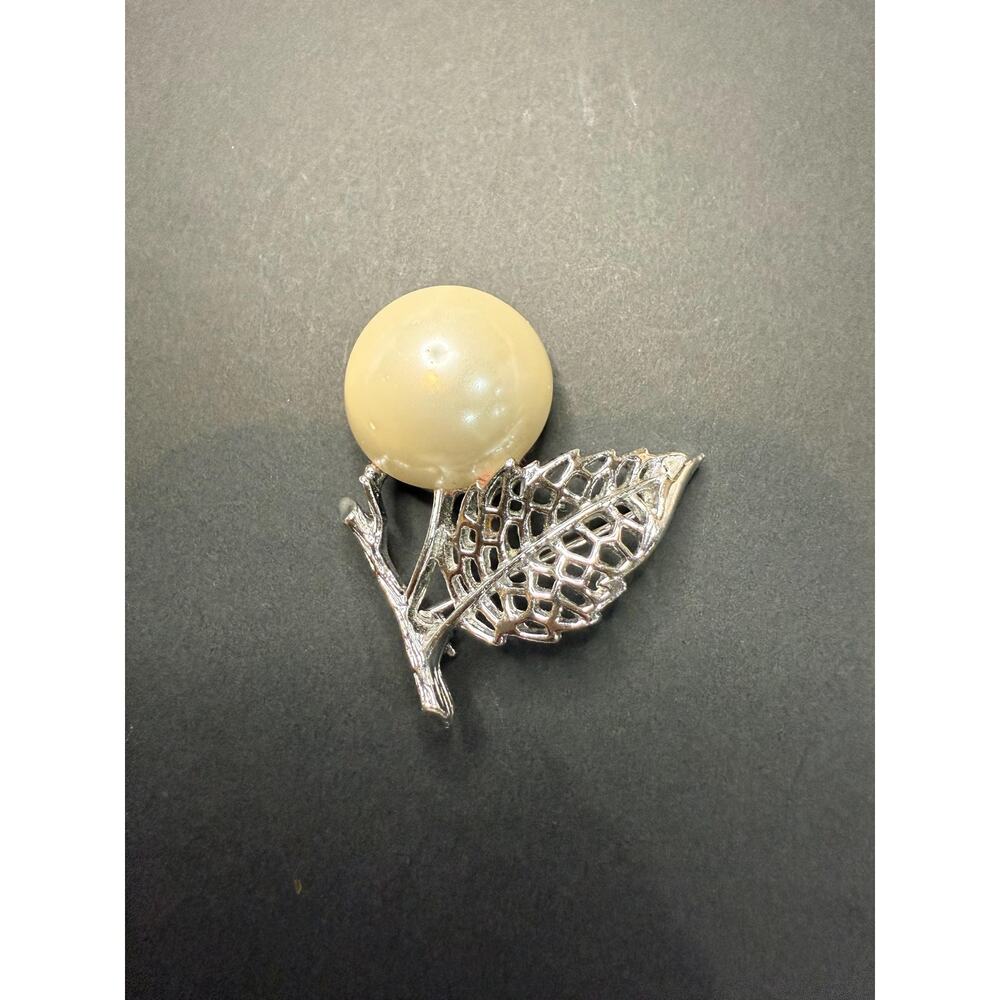 Vintage Sarah Coventry Silvertone Floral Brooch w/ Large Faux Pearl (1970s)